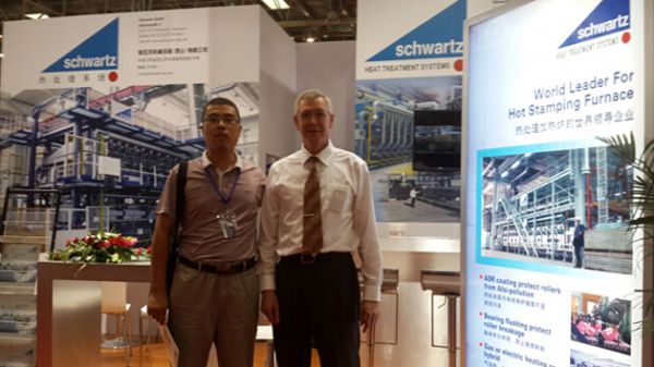 公司負(fù)責(zé)人邱經(jīng)理與與會(huì)外國(guó)專家合影留念 公司負(fù)責(zé)人邱經(jīng)理與與會(huì)外國(guó)專家合影留念