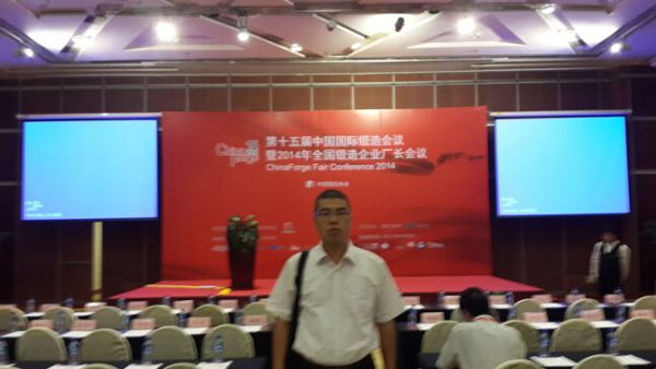 公司領(lǐng)導(dǎo)邱經(jīng)理在會(huì)議現(xiàn)場(chǎng)拍照留念 公司領(lǐng)導(dǎo)邱經(jīng)理在會(huì)議現(xiàn)場(chǎng)拍照留念